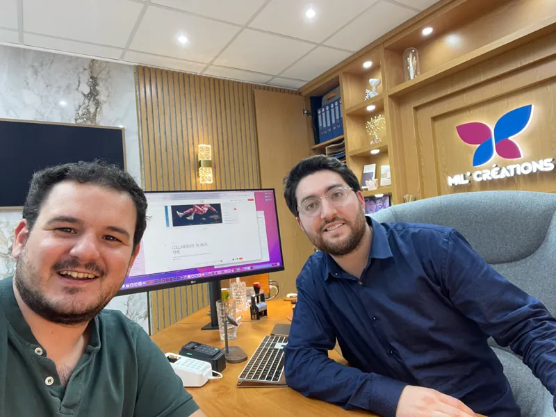 Pierre Saal et un participant devant un ordinateur dans un espace de travail.