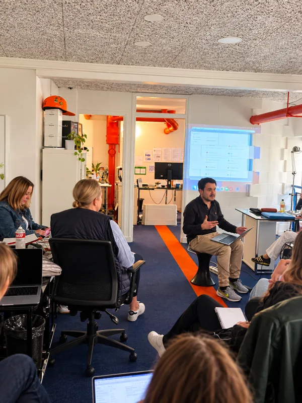 Pierre Saal intervient dans une salle de formation, avec un écran de présentation et des participants.